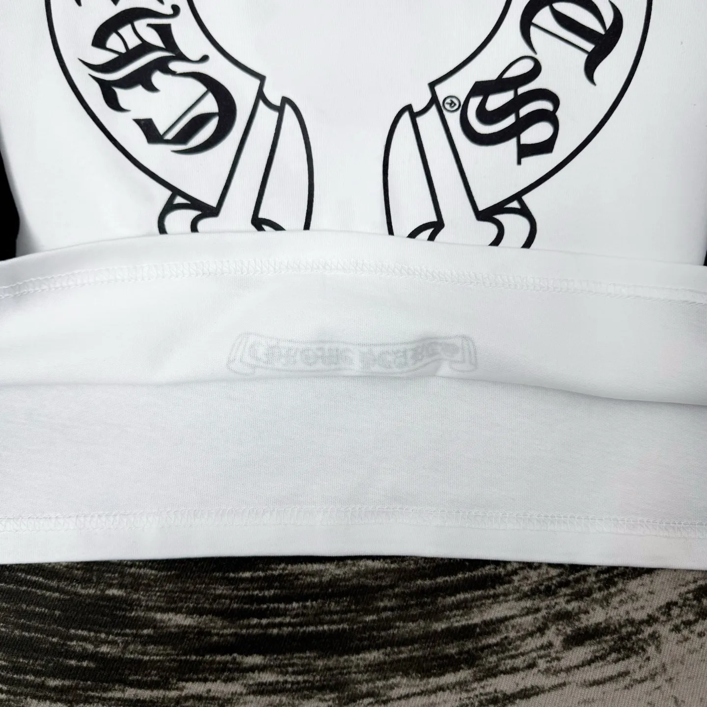 P170 Chrome Hearts black and white splicing Miami limited horseshoe long sleeves, the same style at ChromeHearts counters. Made of 280g pure cotton fabric, 32 count double yarn. Very textured on the handle. Three-dimensional and atmospheric. Versatile and easy to wear in autumn. Black and white contrasting colors are simple and elegant. It adopts os version. The upper body effect is very good. Suitable for all body types. Soft and comfortable. CH letter offset printing on the front and horseshoe Sanskrit offset printing on the back. Small markings on the hem. Resistant to machine washing. Does not fade or deform. Complete accessories, original mold opening, perfect restoration of zp 2:1, same style for men and women, versatile and not picky, size s m l xl color black and white